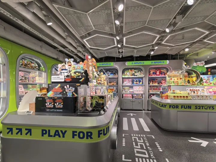 店內多組島形陳列櫃 – IPL 施工